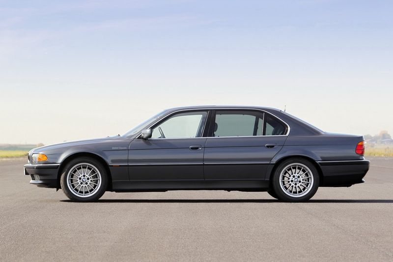 В компании BMW отмечают 25-летие своего 12-цилидрового мотора (50 фото) 