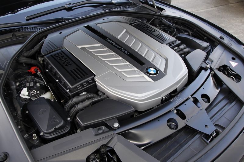 В компании BMW отмечают 25-летие своего 12-цилидрового мотора (50 фото) 