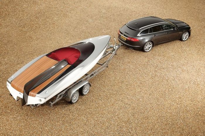 Моторная лодка от Jaguar в стиле модели XF (12 фото)