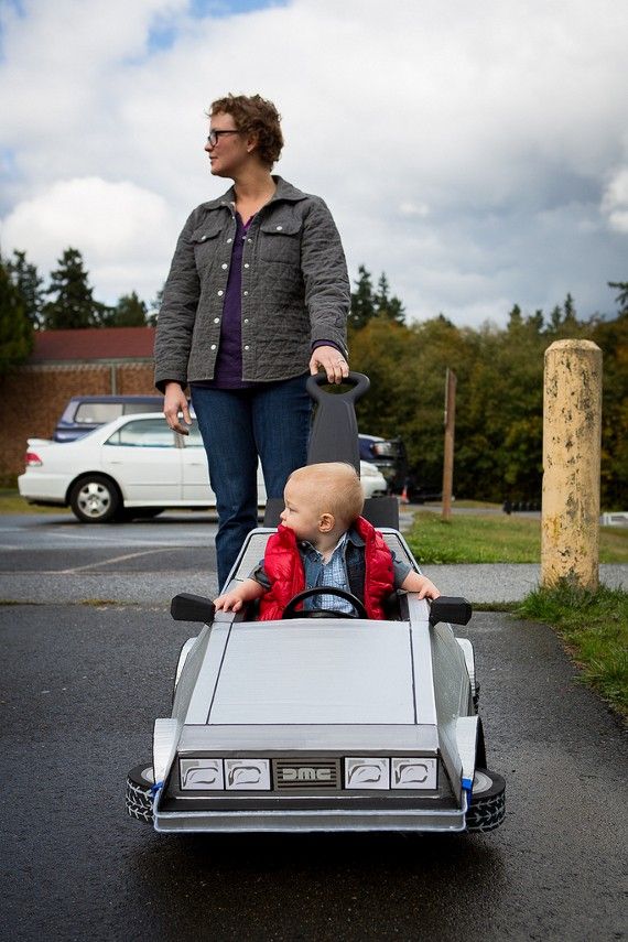 Родители смастерили коляску в стиле Назад в будущее (11 фото)