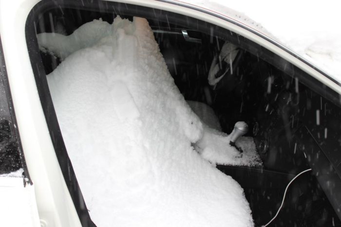 снег в машине, открытый люк