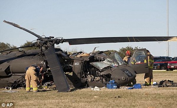 Вертолет упал на территорию университета (7 фото)