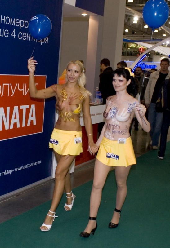 Русские девушки обнажаются на выставках (96 фото)