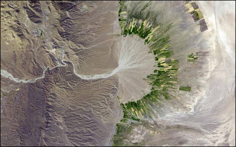 Югозападная часть Ирана. Сухое русло реки иногда дает воду этим ирригационным каналам, но ненадолго, дальше снова пустыня.