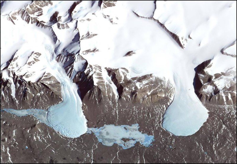 Даже на самом снежном континенте есть места, где нет снега. Антарктида. В этой долине постоянно дуют холодные и сухие ветра. С гор спускаются ледники в замерзшие озера.