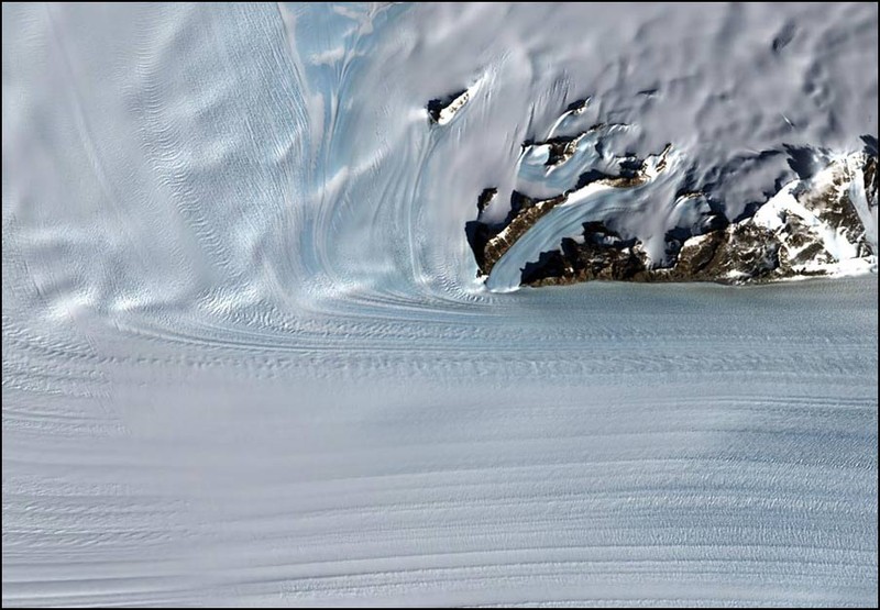 Слияние двух ледников в Антартике. Поучившаяся река льда почти 25 км в ширину и более 100 км в длину.