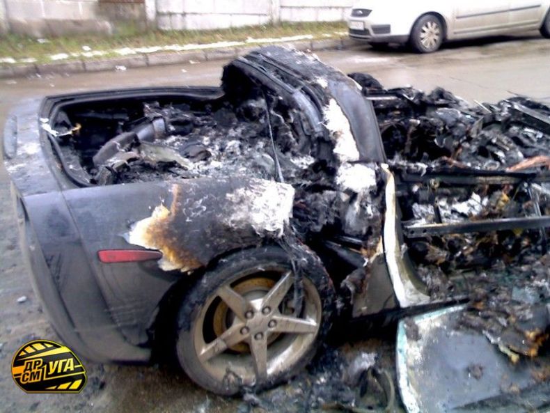 Неизвестные сожгли Corvette (19 фото)