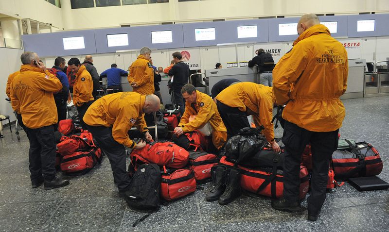 Британские спасатели готовятся покинуть аэропорт Гатвика, Западный Суссекс, чтобы помочь людям на Гаити 13 января