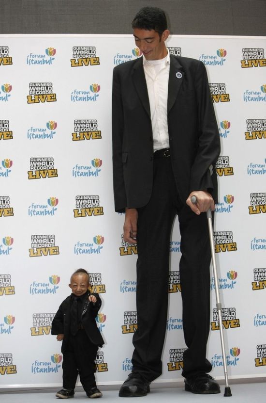 Самый высокий человек в мире встретился с самым маленьким (10 фото)