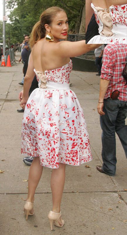 Дженнифер Лопез пришлось скрепить порвавшееся платье булавкой во время фотосессии в Нью-Йорке.