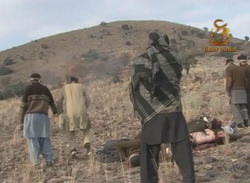 Шокирующие кадры: Расстрел пакистанских военных талибами (14 фото)