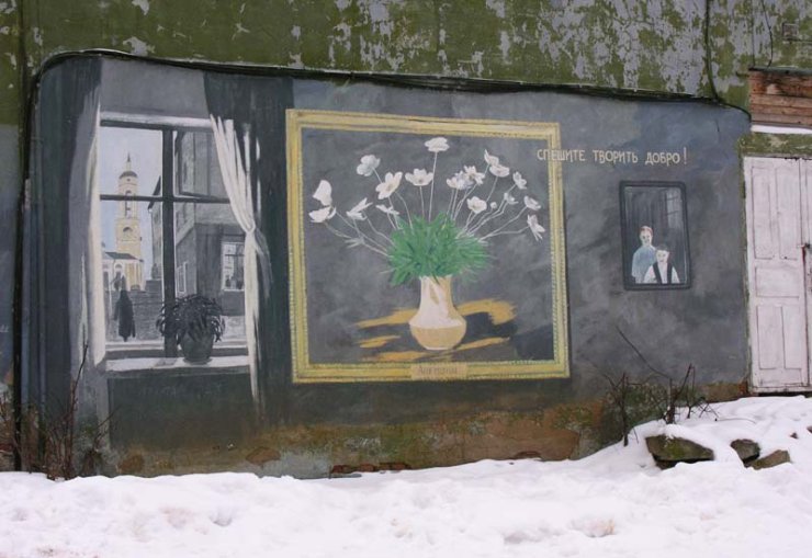 Рисунки на домах города Боровска (Калужская область) (30 фото)