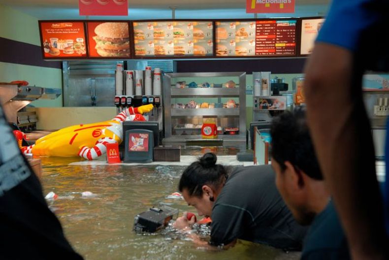 МакДональдс затопило (10 фото)
