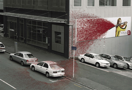 Постер к фильму Kill Bill. Довольно затратная реклама, особенно учитывая, что ее частью являются и две машины на проезжей части, «забрызганные» кровью. А что, если один из автомобилей угонят?