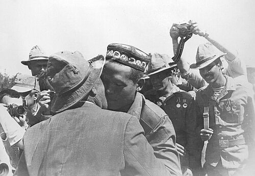 После торжественной части к солдатам разрешили подойти всем желающим. На фото ветеран Великой Отечественной войны встречает десантника, участника боевых действий.