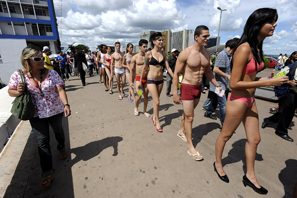 Бразильский День нижнего белья в Бразилиа (12 фото)