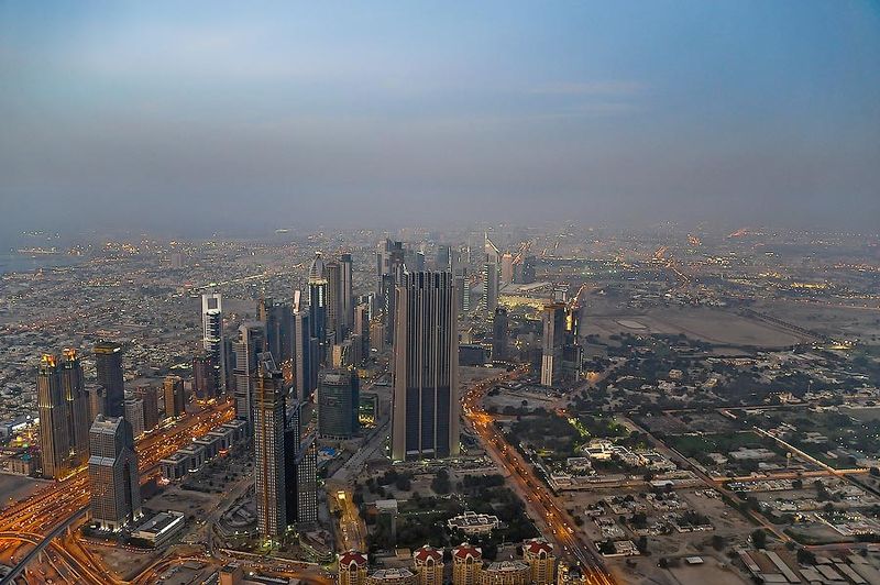 Над Дубаем всегда висит смог, на 70% состоящий из цементной пыли. Говорят, что до кризиса было еще хуже.