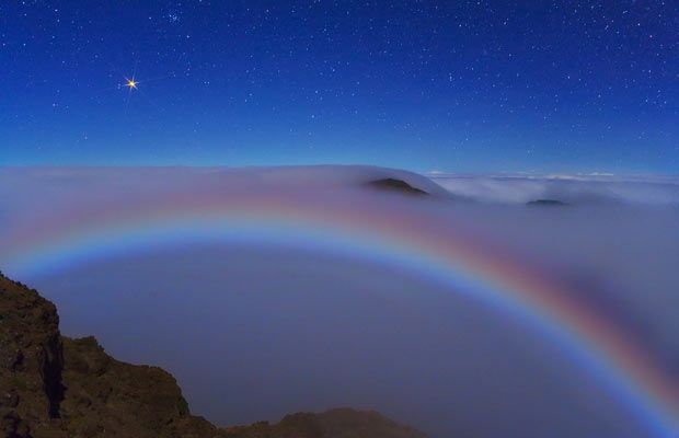 Склоны вулкана Haleakala, Hawaii, USA. радуга на этом снимке - ночная, возникшая в результате преломления лунного света частицами тумана в этой местности. Яркая точка вверху слева - планета Марс.