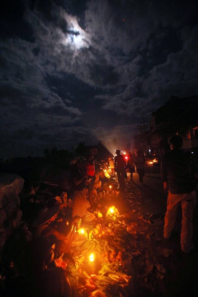  Гаити. Уличная торговля на земле, при свечах.