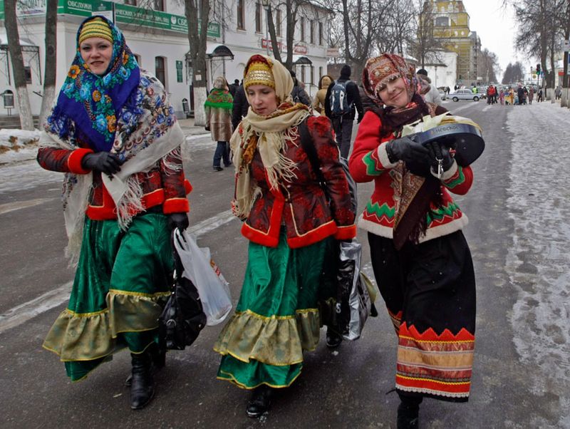 Женщины в русских народных костюмах во время празднования Масленицы в городе Суздале. Администрация города так хорошо подготовилась к празднику, что были закуплены даже евродрова. 