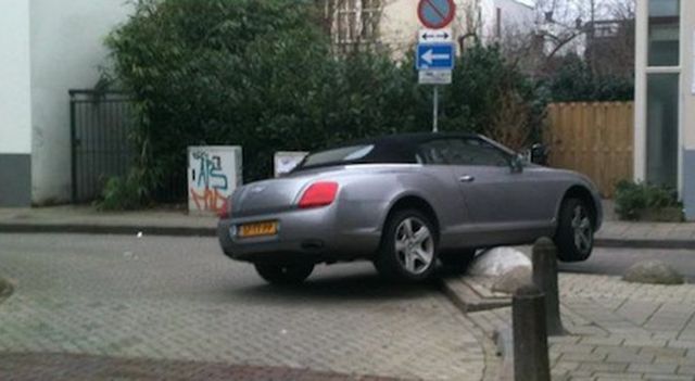 Грамотная парковка на тротуаре в Голландии (3 фото)