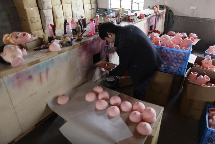 Китайская фабрика по производству секс-кукл (30 фото)