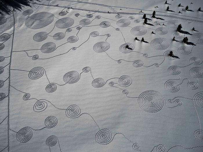 Рисунки на снегу (15 фото)