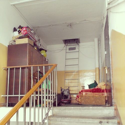подъезд, дом, лестница, ступеньки, надпись на стене, свалка, мусор, лифт