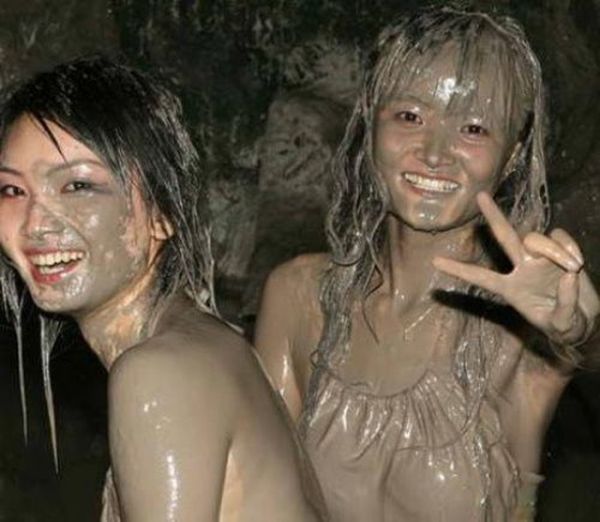 Девушки в грязи  (34 фото)