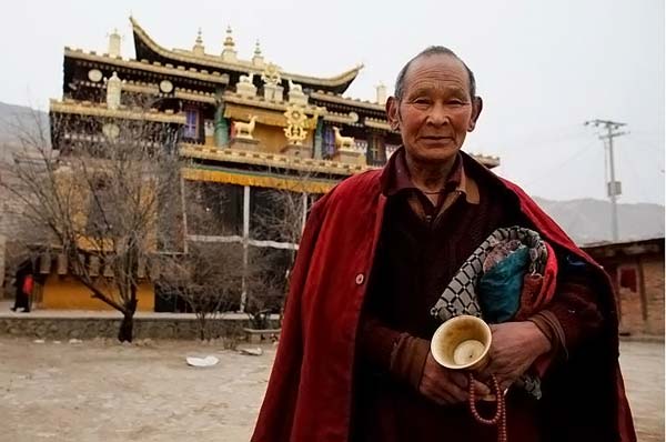 Монах 20 лет молился на одном месте (7 фото)