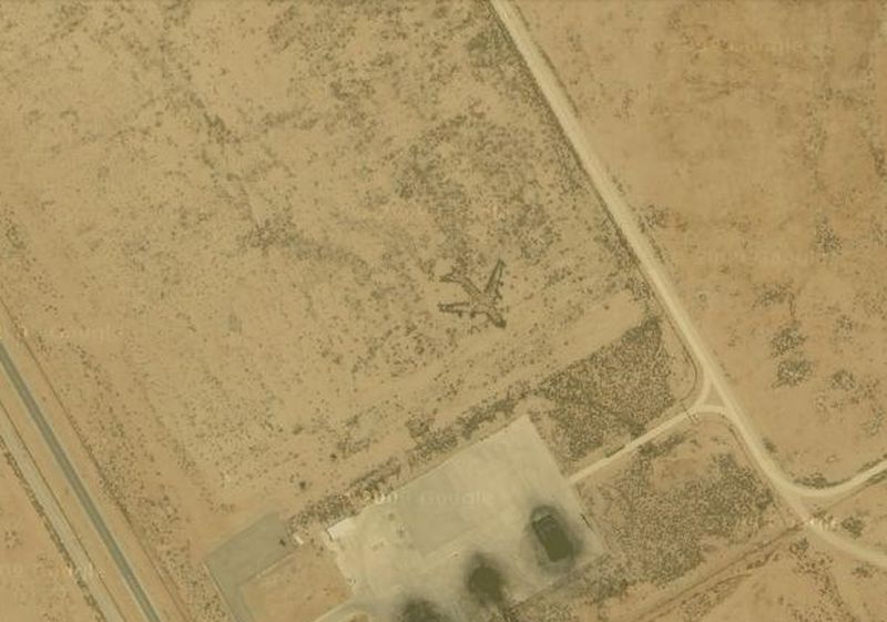 Полноэкранный режим Мистический самолет В аэропорту Халеда в Саудовской Аравии, в стороне от главного терминала, найден набросок самолета, нарисованный на песке пустыни. Не смотря на широкое обсуждение до сих пор не выяснено что это на самом деле - последствия аварии или шутка природы. 