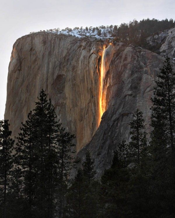 Огненный водопад (4 фото + видео)