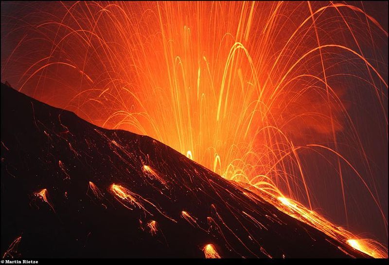 В 1914 году произошло большое извержение этого вулкана, лава заполнила пролив между островом и материком, из-за чего Сакураджима стал полуостровом. Вулканическая деятельность все еще продолжается в вулкане, выбрасывая большие количества вулканического пепла в окружающую среду.