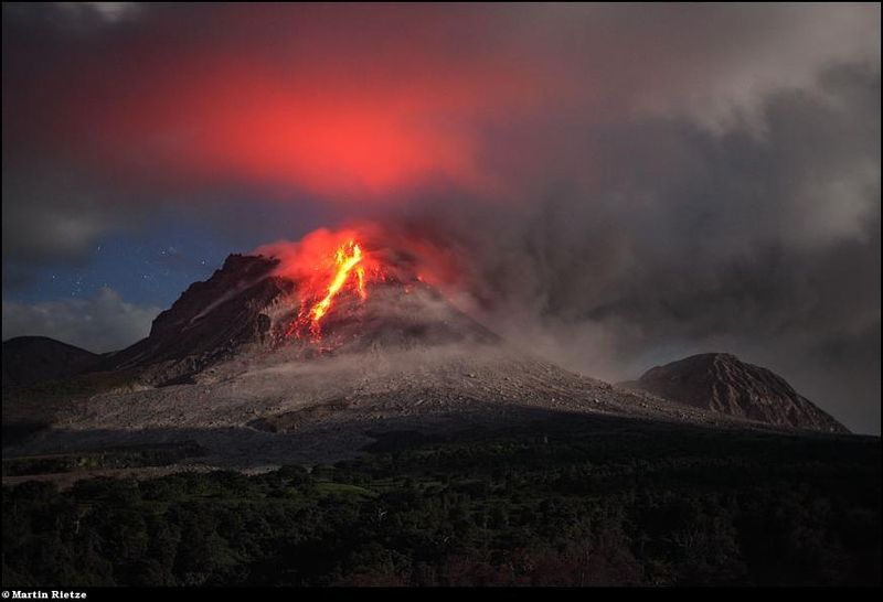 Вулкан Суфриер Хиллз на острове Монтсеррат, который расположен в северной части Малых Антильских островов.