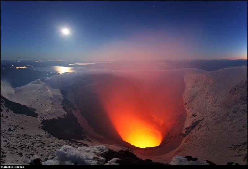 Вулкан Чаитен на юге Чили, который проснулся в 2008 году после того, как в течении 9 тысяч лет оставался неактивным.