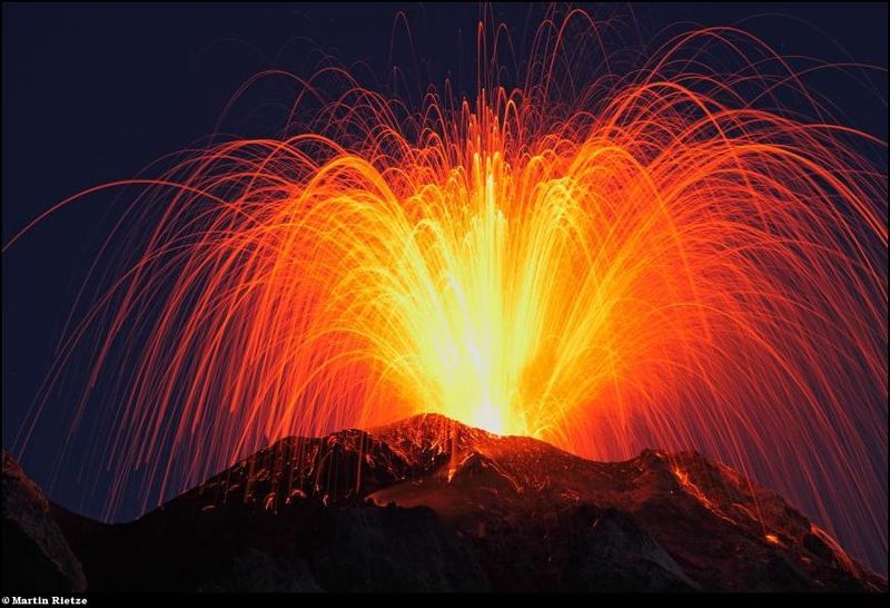 Стромболи - действующий остров-вулкан в Тирренском море на севере от Сицилии.