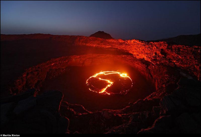 Лавовое озеро в кратере вулкана Эрта Але, который находится посреди пустыни в Эфиопии. Неподалеку от него находится еще один знаменитый вулкан – Даллол.