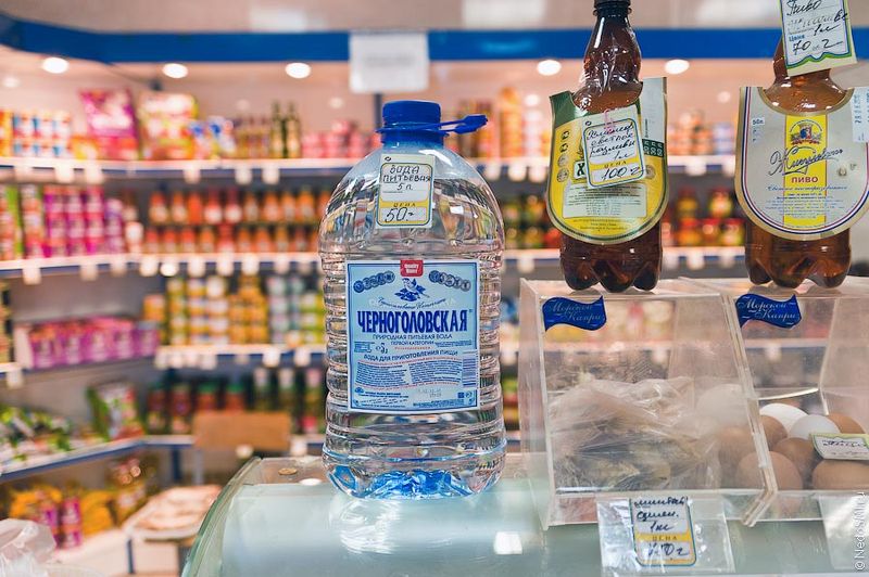 Питьевая вода в магазинах стоит на самых видных местах. 