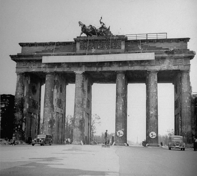 Вспоминая историю Берлин в конце войны (18 фото)