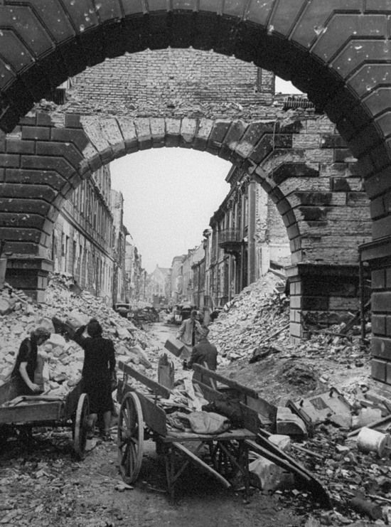 Вспоминая историю Берлин в конце войны (18 фото)