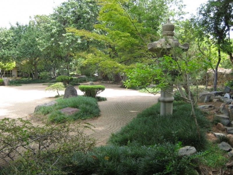 Удивительный японский сад с декоративными горками (13 фото)