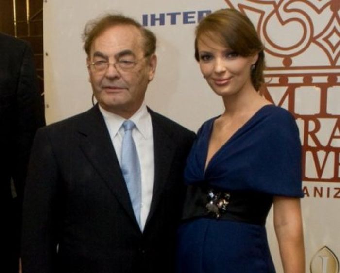 Miss Universe gave birth to a daughter, 76-year-old billionaire (3 photos)