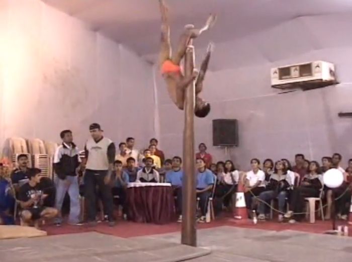 Индийский национальный шестовой вид спорта (4 видео)