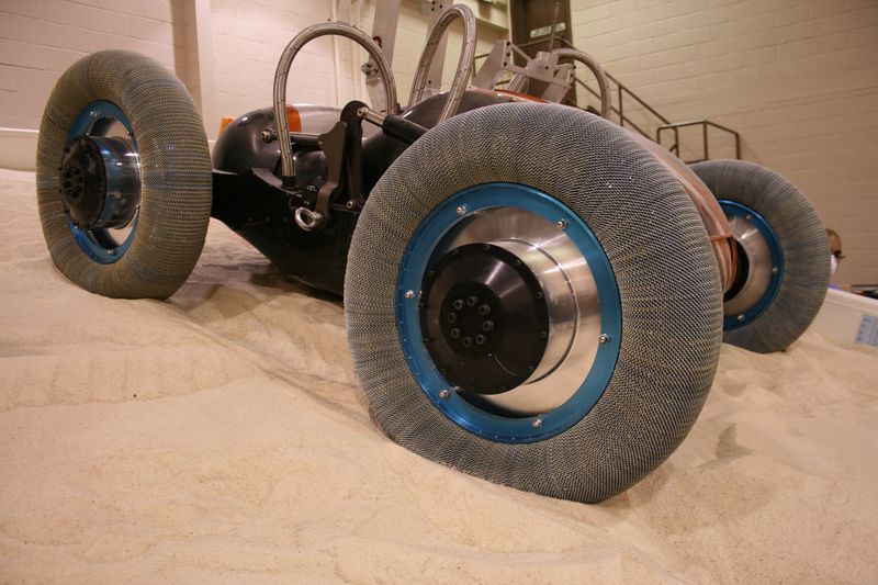 Компания Goodyear и NASA создали новые шины для космоса (10 фото)