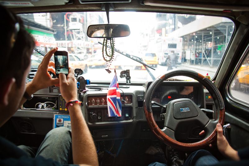 Вокруг света на черном лондонском такси (17 фото)
