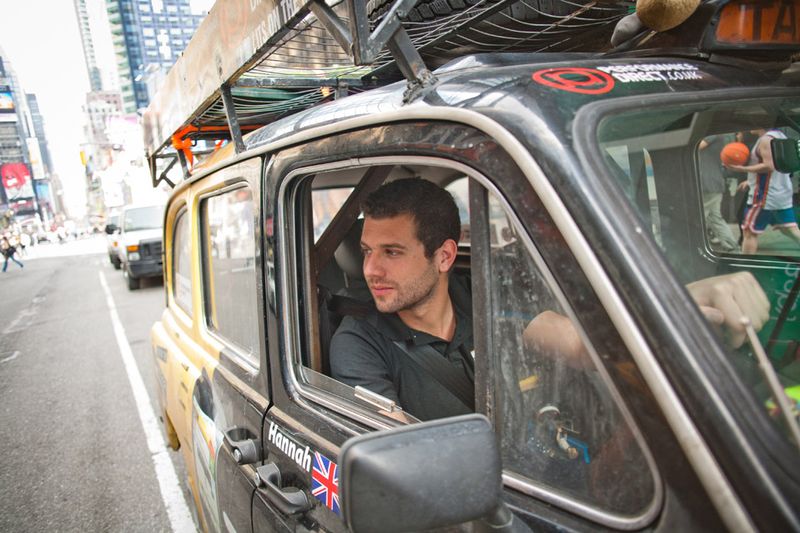 Вокруг света на черном лондонском такси (17 фото)