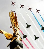 Празднование 90-летия ВВС Великобритании в Лондоне (13 фото)