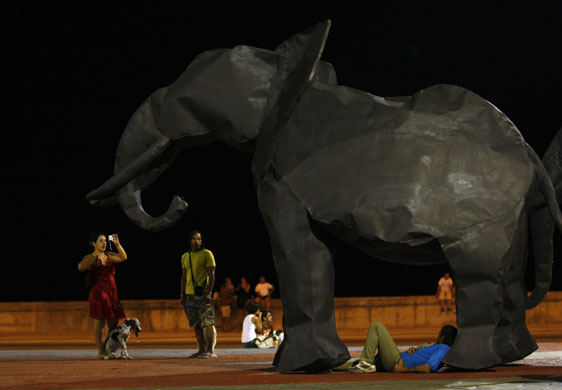 Гавана, Куба. Люди фотографируют скульптуру слона на городской набережной. Фотография: Claudia Daut/Reuters