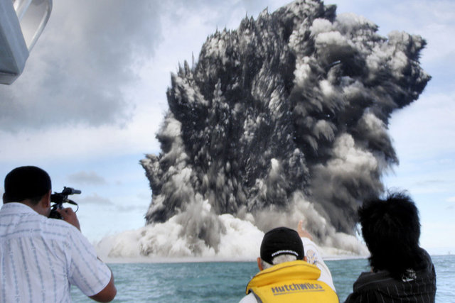 18 марта 2009, недалеко от берега Nuku'Alofa, Tonga. Подводный вулкан прорывается на поверхность океана, посылая столбы пара, пепла и дыма до 100 метров в воздух. (Dana Stephenson/Getty Images)