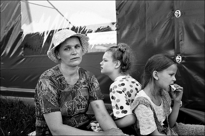 2006. Кировская область. Женщина с дочерьми, одна из которых тяжело больна. Во время Великорецкого крестного хода.